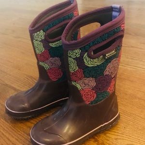 Youth Size 2 BOGS boots for girls! Great condition. Classic Rosey print!